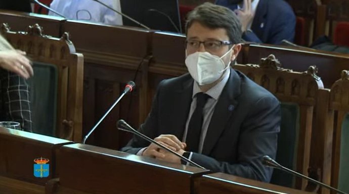 El consejero de Industria, Empleo y Promoción Económica, Enrique Fernández, en comisión parlamentaria.