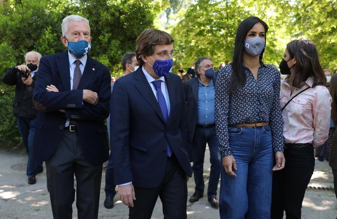 El alcalde de Madrid, José Luis Martínez-Almeida, la vicelacaldesa de Madrid, Begoña Villacís, y la delegada del Área de Cultura, Turismo y Deporte, Andrea Levy en la presentación del proyecto Re-Planta Madrid