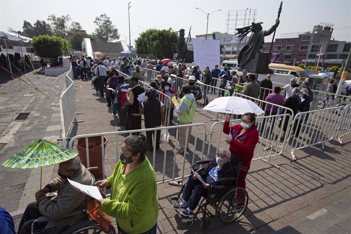 Archivo - Un grupo de personas esperan a ser vacunadas contra el coronavirus en México