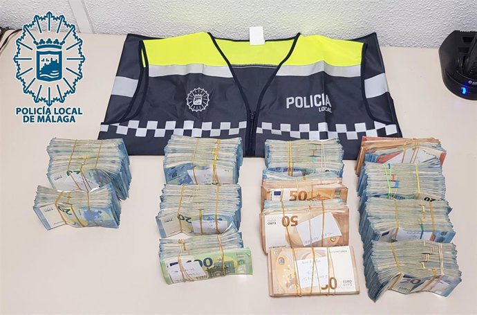 Dinero intervenido por la Policía Local de Málaga en el doble fondo del asiento trasero de un coche