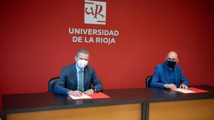 El consejero de Hacienda y Administración Pública, Celso González, y rector de la Universidad de La Rioja (UR), Juan Carlos Ayala, han firmado hoy un convenio de colaboración