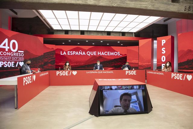 (I-D) El secretario de Coordinación Territorial del PSOE, Santos Cerdán; la presidenta del PSOE, Cristina Narbona; el presidente del Gobierno, Pedro Sánchez; el ministro de Transportes, Movilidad y Agenda Urbana, José Luis Ábalos y la directora de comunic