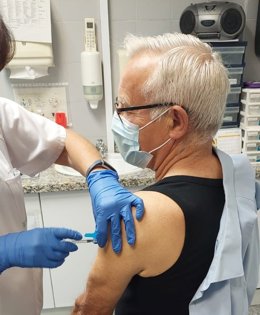 Joan Ribó recibe su vacuna