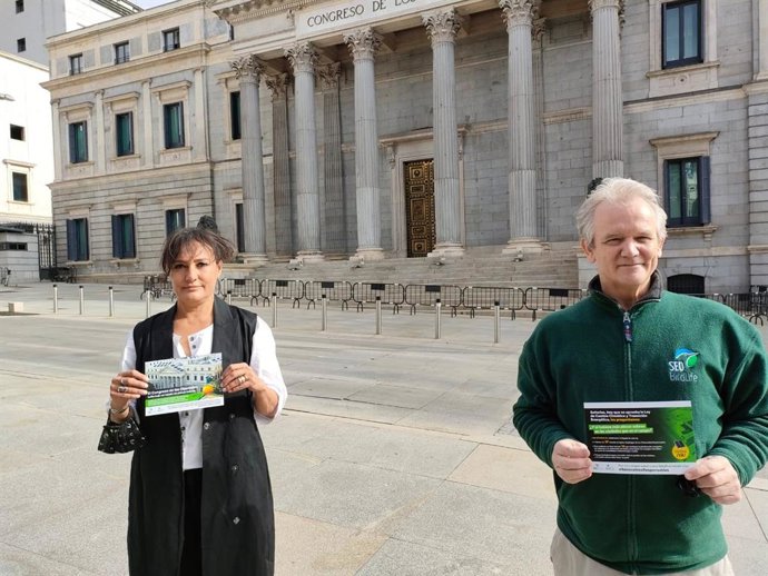 La directora ejecutiva de SEO/BIRDLIFE, Asunción Ruiz, y el director de políticas ambientales, David Howell, piden al Gobierno y a las ccaa que implanten energías renovables en zonas y edificios prioritarios.