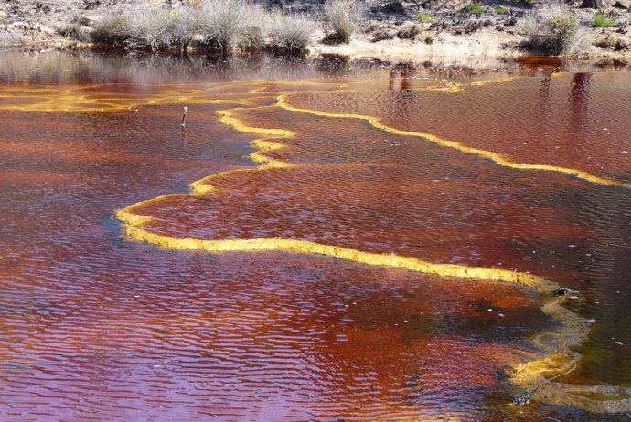 Vista general del Tintillo donde se observa los estromatolitos de hierro ya formados en el cauce del río.