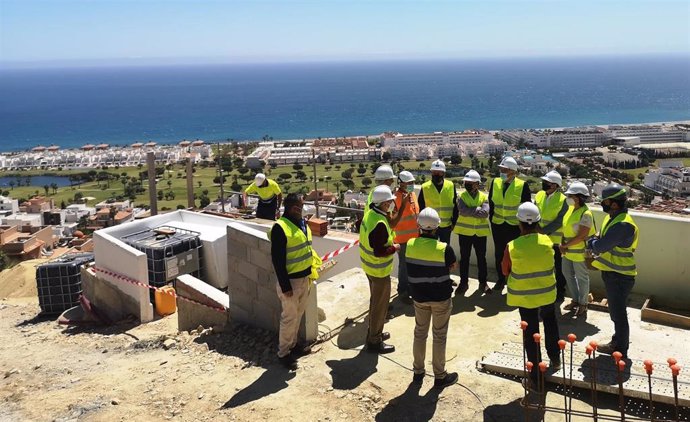 Caicedo y Cano visitan las obras del faro de Mojácar (Almería)