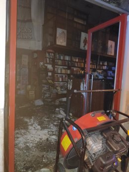 Interior de la librería Proteo de Málaga la noche del incendio