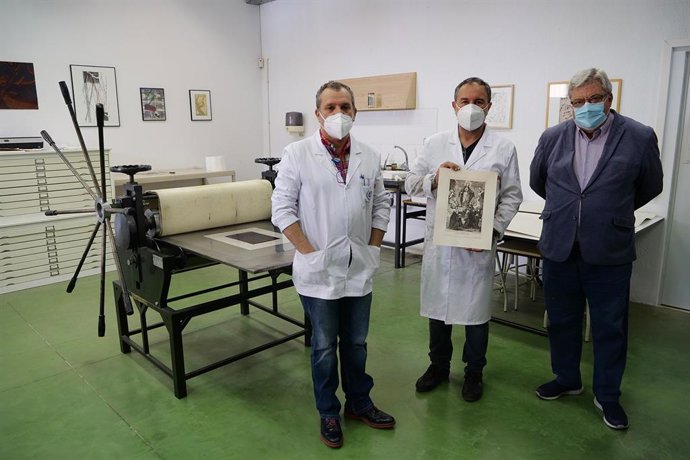 Profesores de la Universidad de Málaga que han logrado recuperar una obra del siglo XVIII del escultor malagueño Fernando Ortiz