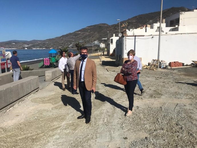 El delegado de Turismo de la Junta en Granada, Gustavo Rodríguez, visita Sorvilán (Granada) con motivo de los trabajos de arreglos de playas.
