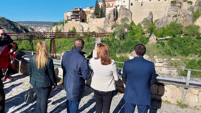 Autoridades locales y regionales visitan la zona del derrumbe de las Casas Colgadas de Cuenca.