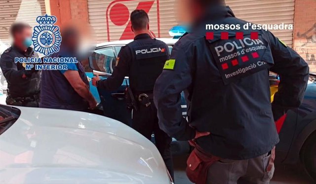 Imatge d'una de les detencions dels Mossos d'Esquadra amb la Policia Nacional.