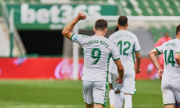 El delantero argentino Lucas Boyé se quedará en el Elche la próxima temporada 2021-22 tras ejercer el club la opción de compra.