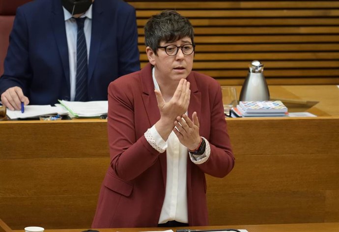 Pilar Lima (Unides Podem) interviene en el pleno de Les Corts