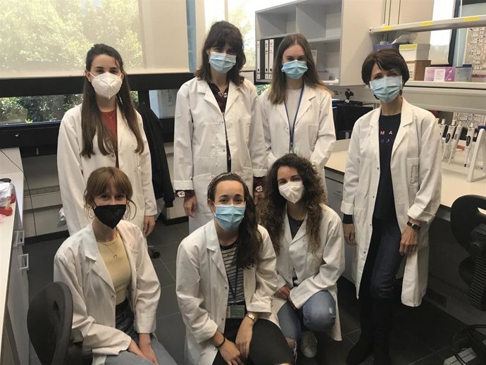 El grupo de investigación del Instituto de Agroquímica y Tecnología de Alimentos (IATA-CSIC) que ha desarrollado el probiótico que ha sido patentado. A la derecha, Yolanda Sanz.