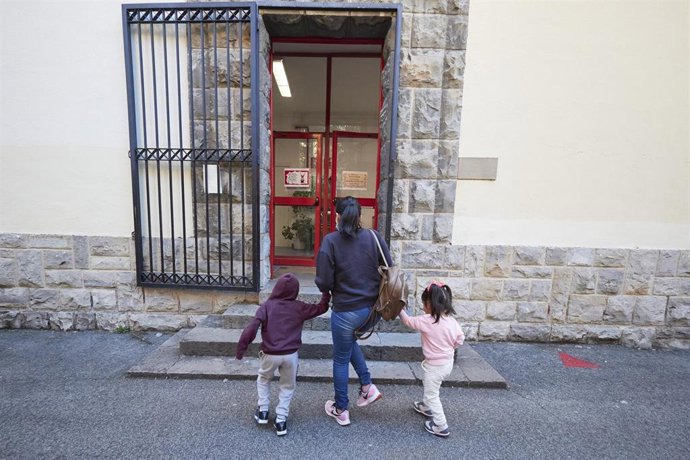 Archivo - Una madre lleva a sus hijos al Colegio Público Víctor Pradera en el primer día de colegio del curso escolar 2020-2021en Pamplona, Navarra (España), a 4 de septiembre de 2020  