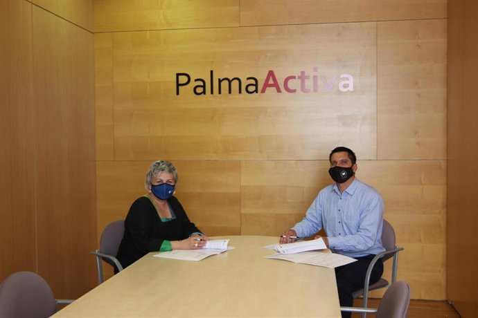 El concejal de Promoción Económica y Empleo, Rodrigo Romero, y la vicerrectora de Estudiantes de la UIB, Rosa Isabel Rodríguez.