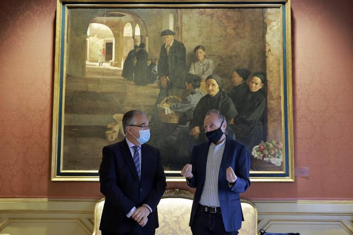 El alcalde de Pamplona, Enrique Maya, y el presidente de la Fundación Javier Ciga, Pello Fernández Oyaregui, firman un protocolo general de actuación relativo a la futura exposición permanente del artista pamplonés.