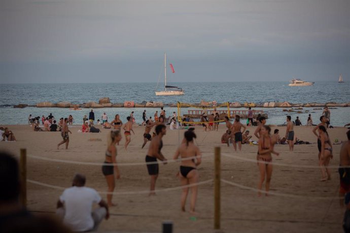 Archivo - Bañistas en la playa en Barcelona