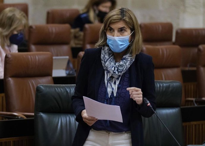Imagen de archivo de la consejera de Empleo, Formación y Trabajo Autónomo, Rocío Blanco, en el Pleno del Parlamento.