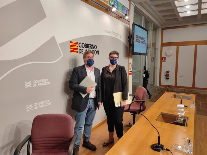 El consejero de Vertebración del Territorio, José Luis Soro, y la directora general de Vivienda y Rehabilitación, Verónica Villagrasa.