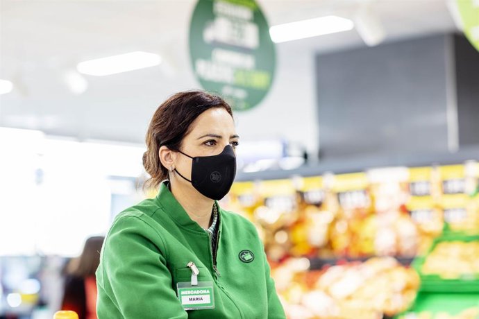 Una trabajadora de Mercadona con la mascarilla corporativa.