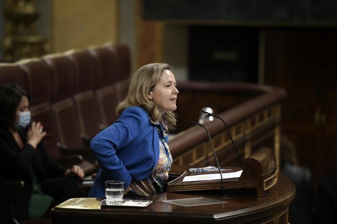 La vicepresidenta de Asuntos Económicos, Nadia Calviño, se prepara para intervenir en una sesión plenaria en el Congreso de los Diputados, a 13 de mayo de 2021, en Madrid, (España).