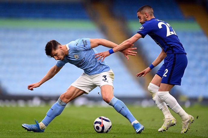 08 May 2021, United Kingdom, Manchester: Manchester City's Ruben Dias (L) and Chelsea's Hakim Ziyech battle for the ball during the English Premier League soccer match between Manchester City and Chelsea at the Etihad Stadium. Photo: Laurence Griffiths/