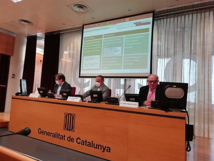 El secretario de la Agenda Urbana y Territorio de la Generalitat, Agustí Serra; el presidente del Ctesc, Toni Mora, y el ponente del informe 'El derecho a la vivienda', José Martín Vives, en rueda de prensa