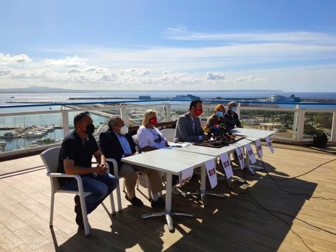 Representantes de la plataforma 'Sí a los cruceros', en una rueda de prensa.
