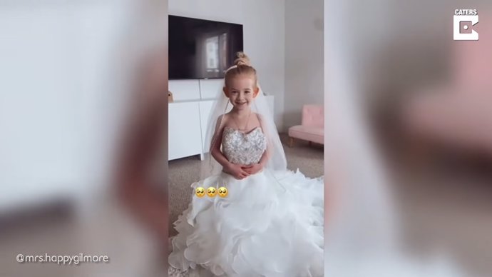 La madre de esta niña hace su deseo realidad dejándole probarse su vestido de novia