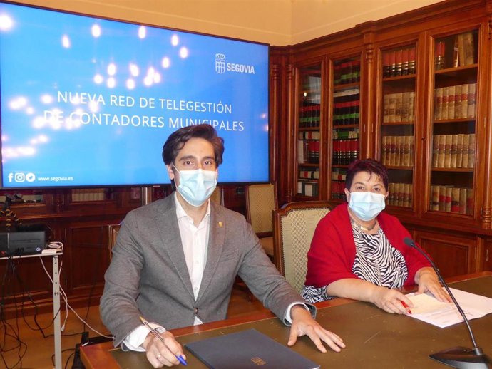 El concejal de Obras, Servicios e Infraestructuras, Miguel Merino y la alcaldesa de Segovia, Clara Luquero.