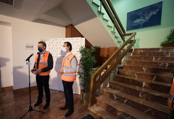 El presidente de la Xunta, Alberto Núñez Feijóo, comparece junto al máximo responsable de Jealsa, Jesús Manuel Alonso Escurís, en su visita a las instalaciones
