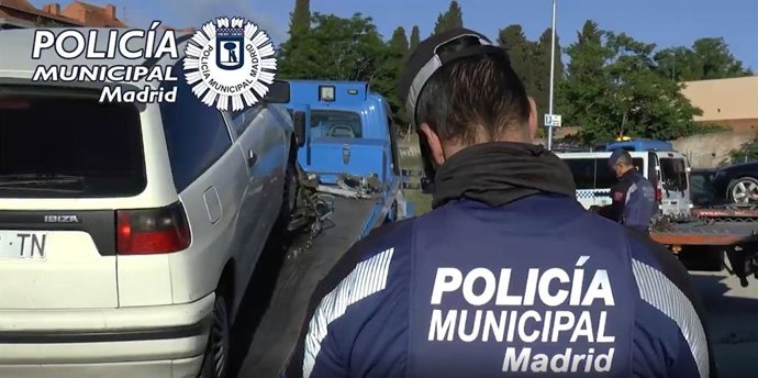 Retirados 21 coches aparcados en Carabanchel por irregularidades y un detenido por conducir con carné falso