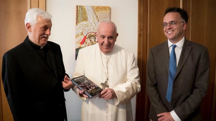 Visit of Fr. General Arturo Sosa and journalist Dario Menor to Pope Francis on the occasion of the launch of En Camino con Ignacio.