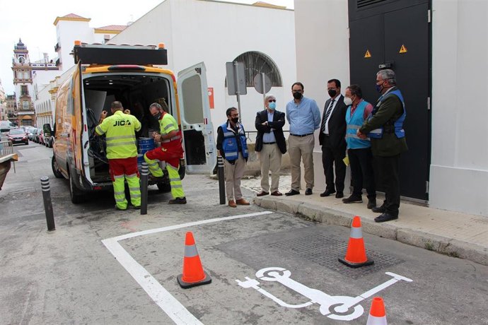 Cabrera supervisa los trabajos de señalización de áreas autorizadas para estacionar patinetes eléctricos