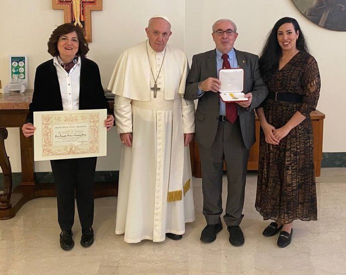 José Luis Mendoza, presidente de la UCAM, su esposa María Dolores García, y su hija María, junto a Su Santidad el Papa Francisco con la condecoración y el título de la Cruz Pro Ecclesia et Pontifice
