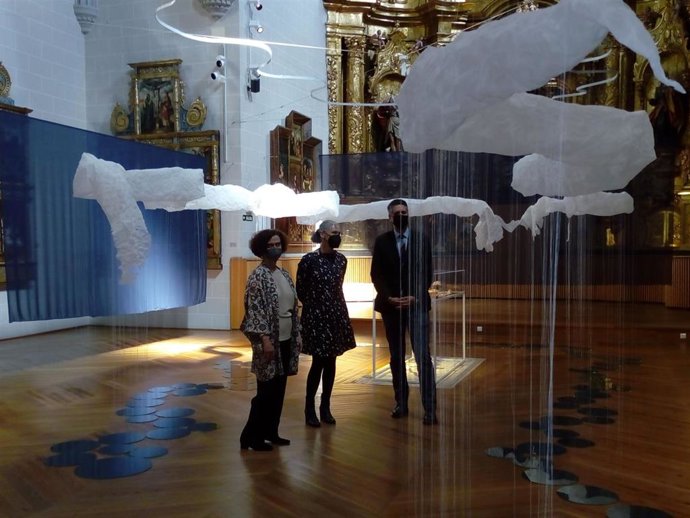 Iz-der: Mercedes Jover, directora del Museo de Navarra, Gentz del Valle, artista protagonista de la exposición, e Ignacio Apezteguía, director general de Cultura  Institución Príncipe de Viana.