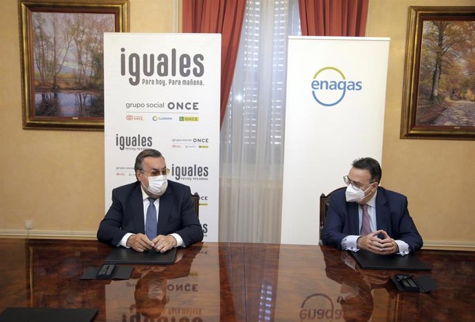 Acuerdo de colaboración en materia de empleo y formación para personas con discapacidad, firmado por el presidente del Grupo Social ONCE, Miguel Carballeda, y el presidente de Enagás, Antonio Llardén.