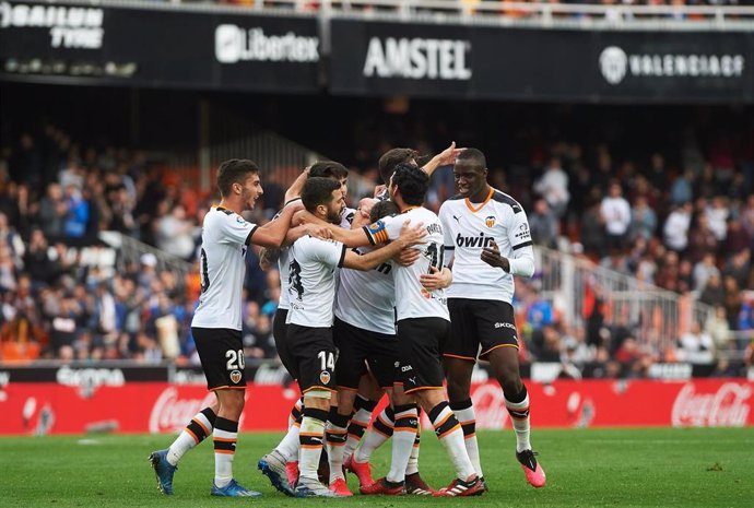 Archivo - El Valencia celebra un gol en Mestalla