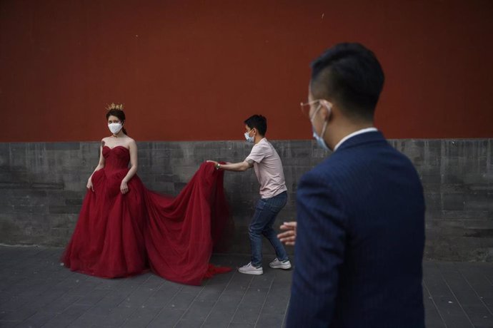 Archivo - Pareja se casa en Pekín, China, en mayo de 2021