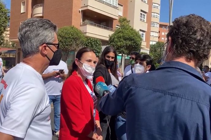 La secretaria y portavoz de la Asociación de Empresarios Feriantes de Almería y Provincia (Aefap), Mercedes Domínguez, atiende a los medios
