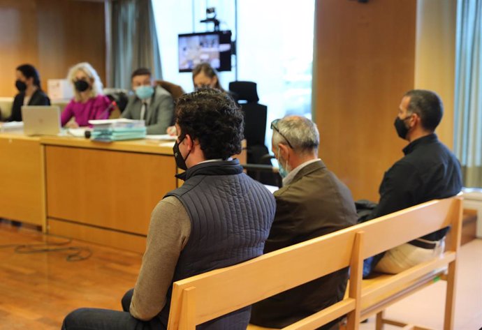 Francisco Nicolás G. I. (I), conocido popularmente en los medios de comunicación como 'Pequeño Nicolás', sentado en el banquillo de los acusados en la Audiencia Provincial de Madrid, a 11 de mayo de 2021, en Madrid (España). El 'Pequeño Nicolás' y otros