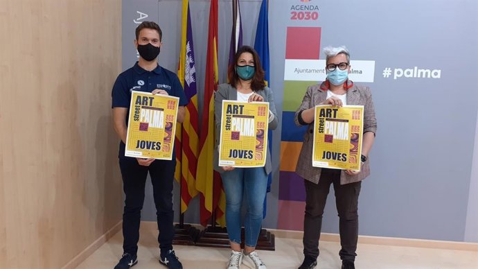 El dinamizador de Dinamo, Enric Almirall; la coordinador de Dinamo, Elisabet Palau, y la regidora de Justicia Social, Sonia Vivas, en la presentación del 'Street Art Palma'.