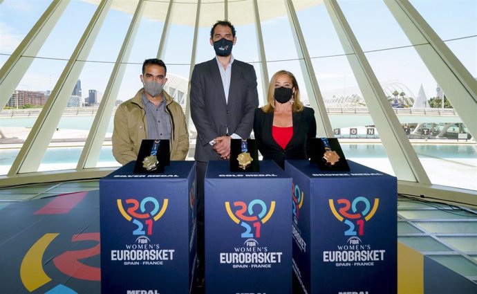 El presidente de la Federación Española de Baloncesto (FEB), Jorge Garbajosa, junto a Nuria Valero, Directora Comercial de The Medal Company, fabricante de las medallas del EuroBasket femenino de 2021.