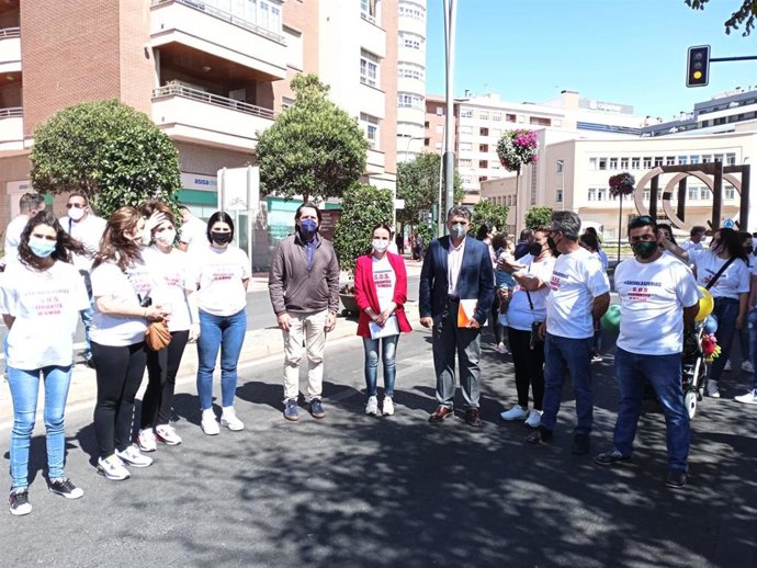 Concejales de Cs con la Aefep en su protesta ante Alcaldía, en Almería