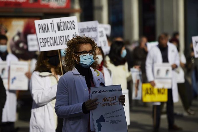 Archivo - Una trabajadora sanitaria sostiene un cartel durante una concentración convocada por la Asociación de Médicos y Titulados Superiores de Madrid (AMYTS), en la Puerta del Sol, en Madrid (España), a 24 de noviembre de 2020. La manifestación, conv
