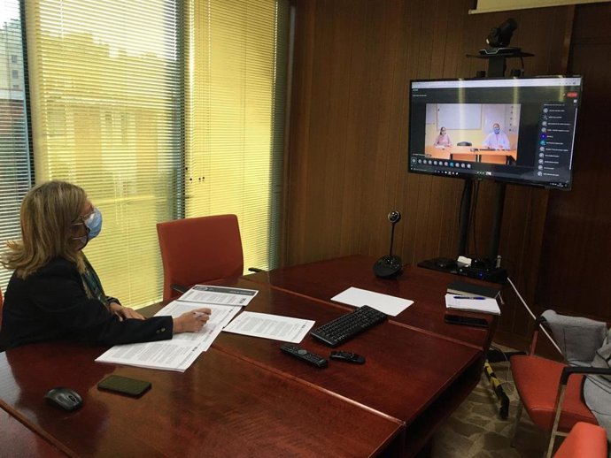 Archivo - Isabel Paredes reunida con representantes de los municipios del Campo de Gibraltar