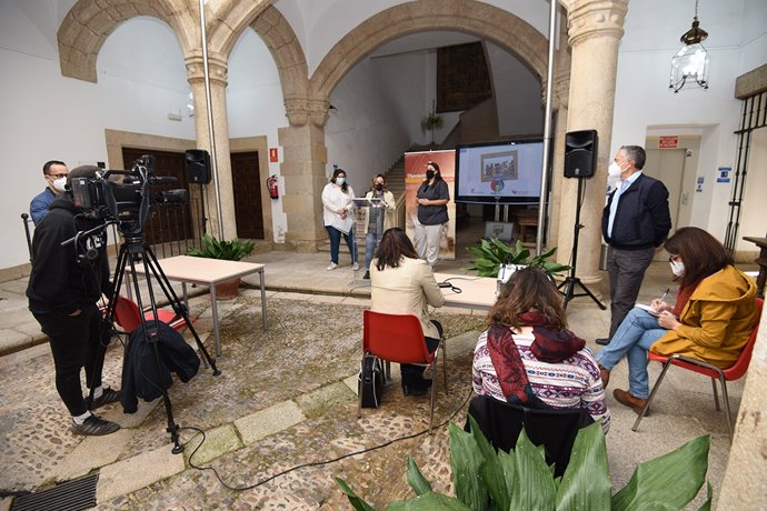 Presentación del proyecto Family Like que La Diputación de Cáceres y Extremadura Entiende están ejecutando para visibilizar la diversidad familiar en el ámbito rural