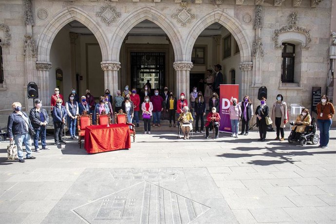 Las representantes de entidades y colectivos, junto con las concejalas de Terrassa (Barcelona).