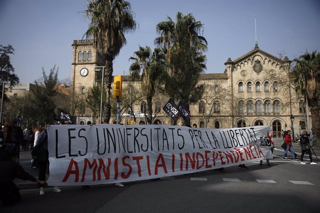 Archivo - Varias personas sostienen una pancarta donde se lee "Las universidades por la libertad. Amnistía e independencia".